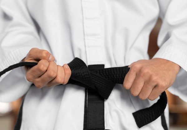 Como amarrar corretamente sua faixa de kimono? Passo a passo para cada arte